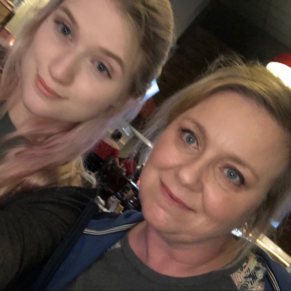 Meet your posher! - Picture 1 of 6